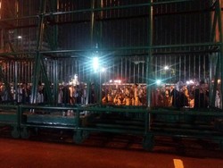 Massa Pendemo Mulai Datang, Takbir Berkumandang di Depan Gedung DPR/MPR