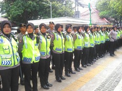 Mobil Orasi Mendekat ke Balai Kota, Polwan Berhijab Siaga