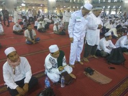 Baca Al Quran dan Zikir, Begini Aktivitas Massa di Istiqlal Sebelum Demo