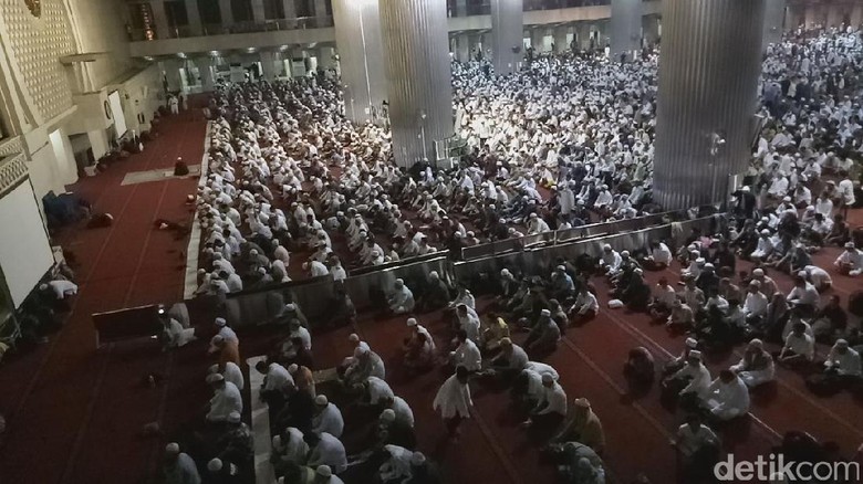 Khusyuknya Salat Subuh Massa yang Akan Berdemo Siang Nanti di Istiqlal
