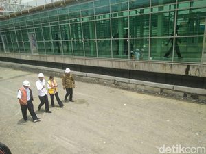Jokowi Blusukan Pantau Proyek Kereta Bandara Bareng Rini dan Budi Karya