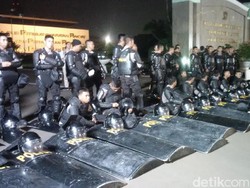 Massa Demo Mengarah ke Gedung DPR, Ratusan Polisi dan TNI Berjaga