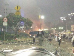 Dua Truk Brimob Dibakar, Api Membubung Tinggi di Depan Istana