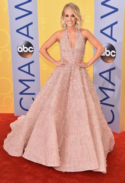 Foto: 11 Gaun yang Dipakai Carrie Underwood di Penghargaan Musik Country