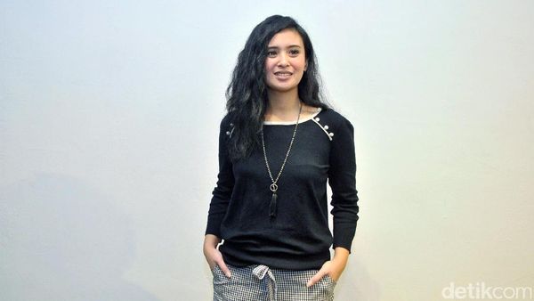 Gaya Kasual Ayushita, Tetap Kece?