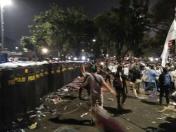 Massa HMI Bentrok dengan Polisi di Depan Kantor Kemhan