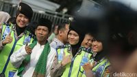 Senyum Sumringah Polwan Teduhkan Suasana Demo