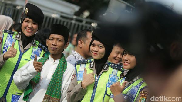 Senyum Sumringah Polwan Teduhkan Suasana Demo