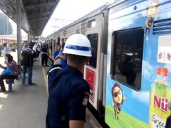 Pendemo dari Bogor dan Depok Naik KRL Menuju Jakarta