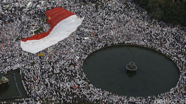 Bendera Merah Putih Raksasa di Tengah Pendemo 4 November