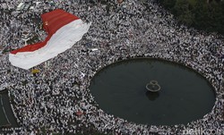 Penampakan Bendera Merah Putih Raksasa di Patung Kuda