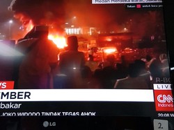 Massa Balas Tembakan Gas Air Mata Polisi dengan Lemparan Batu