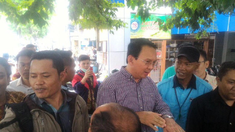 Blusukan ke Muara Karang, Ahok Cek Kondisi Trotoar