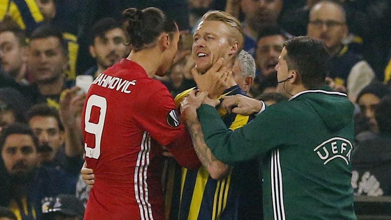 Dicekik Ibra, Kjaer: Itu Bagian dari Sepakbola