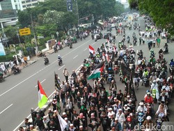 Ratusan Massa Melintas di Medan Merdeka Timur, Klakson Motor Bersahutan