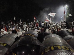 Massa di Penjaringan Kembali Ricuh, Lempar Aparat Keamanan dengan Batu
