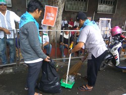 Sampah Berserakan di Masjid Istiqlal, Massa Kerja Bakti Bersih-bersih