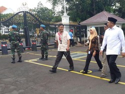 Sambil Sapa Pedemo, Menteri Agama Jalan Kaki dari Istiqlal ke Istana