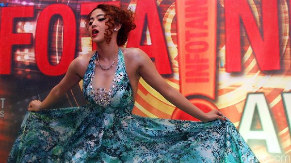 Penampilan Seksi Dewi Persik