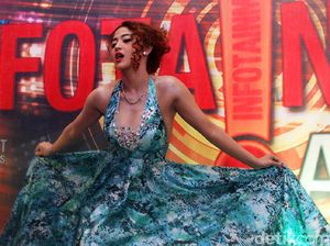 Penampilan Seksi Dewi Persik