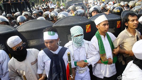 Massa FPI Bentengi Polisi dari Massa HMI