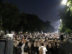 Massa HMI Sempat Dorong-dorong Pagar Kantor Kemhan