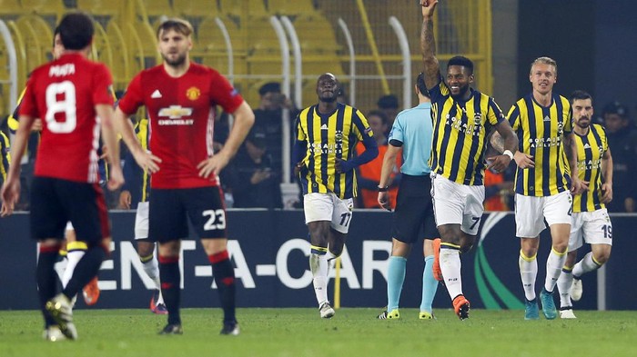 Football Soccer - Fenerbahce SK v Manchester United - UEFA Europa League Group Stage - Group A - SK Sukru Saracoglu Stadium, Istanbul, Turkey - 3/11/16 Fenerbahces Jeremain Lens celebrates scoring their second goal with team mates Reuters / Murad Sezer Livepic EDITORIAL USE ONLY.