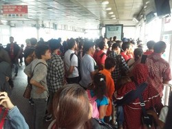 Ada Demo 4 November, Penumpang TransJakarta Tujuan Blok M Menumpuk di Harmoni