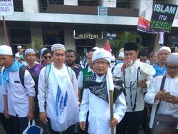 Tak Ikut Orasi, Aa Gym Pilih Bersihkan Sampah di Jalur Demo