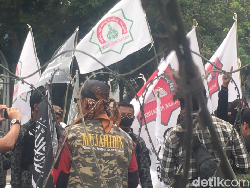 Massa Berpakaian Loreng dan Berbendera Hitam Tiba di Depan Istana