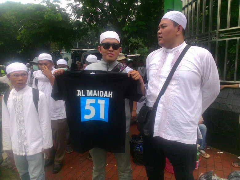 Cari Rezeki di Tengah Demo, Demonstran Jual Kaos Al Maidah 51