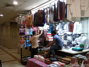 Buka Setengah Hari, Pedagang Tanah Abang Sepi Pembeli