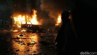 Dua Truk Brimob Dibakar Massa di Depan Istana