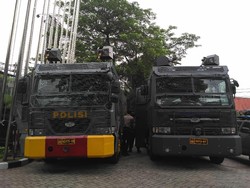 Water Cannon dan Polisi Siaga di Gedung KKP Sambut Demonstrasi 4 November