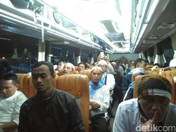 Ikut Demo 4 November, Santri Daarut Tauhid Berbekal Peralatan Bersih-bersih