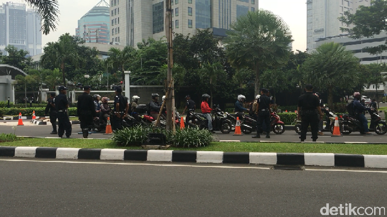 Pengamanan di Kawasan SCBD Diperketat, Motor dan Mobil Boks Diperiksa