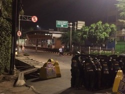 Massa di Penjaringan Ricuh, Polisi Datangkan Water Cannon