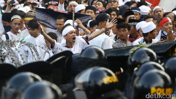 Massa Demo 4 November Masih Padati Istana