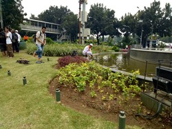 Gelar Salat Jumat di Merdeka Selatan, Massa Ambil Wudhu di Kolam Patung Kuda
