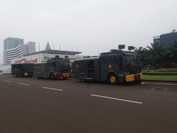 Water Cannon dan Barracuda Siaga di Halaman Gedung DPR