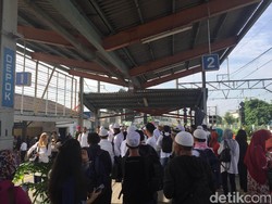 Massa Pendemo ke Jakarta Tarik Perhatian Pengguna KRL di Stasiun Depok Lama