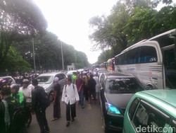 Pendemo Terus Berdatangan Sambil Salawatan, Jalan Sekitar Istiqlal Macet