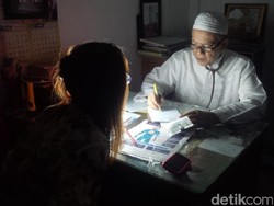 Tak Cuma Ikhlas Dibayar Berapapun oleh Pasien, Dokter Ini Juga Tak Pelit Ilmu