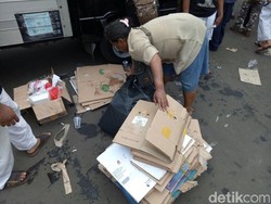 Mendulang Rezeki dari Kardus Bekas yang Berserakan di Istiqlal