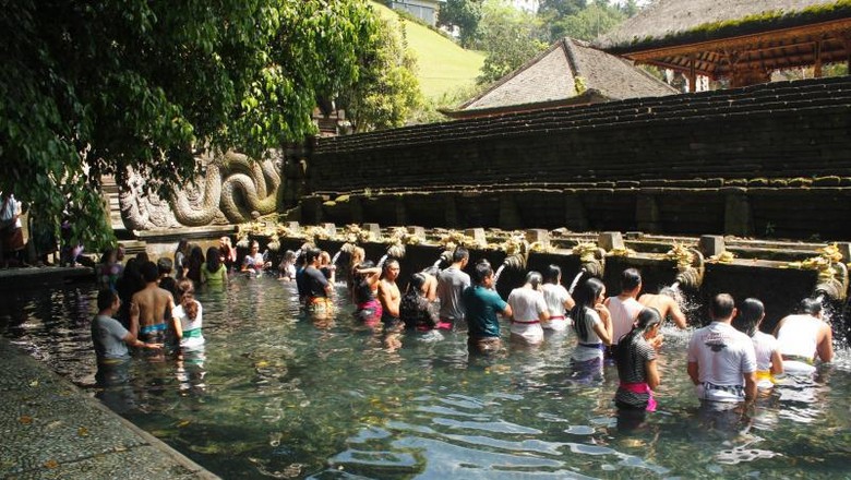 Pemandian suci di Pura Tirta Empul (Bayu Krisna/dTraveler)