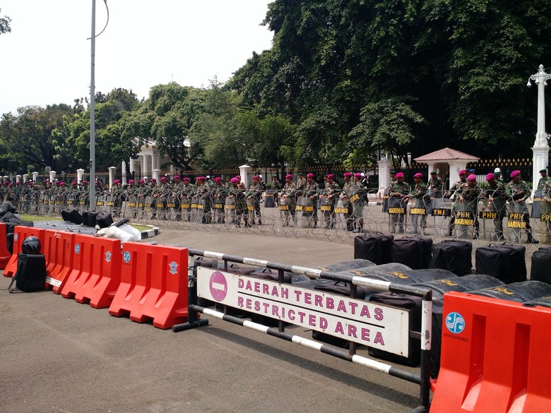 Pasukan Marinir Pagari Depan Istana, Brimob Asmaul Husna Ikut Siaga