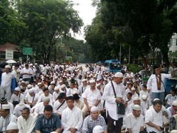 Menanti Fatwa MUI tentang Polemik Salat Jumat di Jalanan
