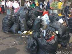 Relawan Gemas Bersih-bersih Sampah di Istiqlal