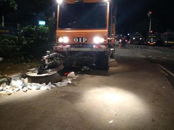 Mobil Street Sweeper Bereskan Sampah Sisa Demo 4 November