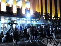 Massa Padati Masjid Istiqlal Malam Ini, Begini Suasananya
